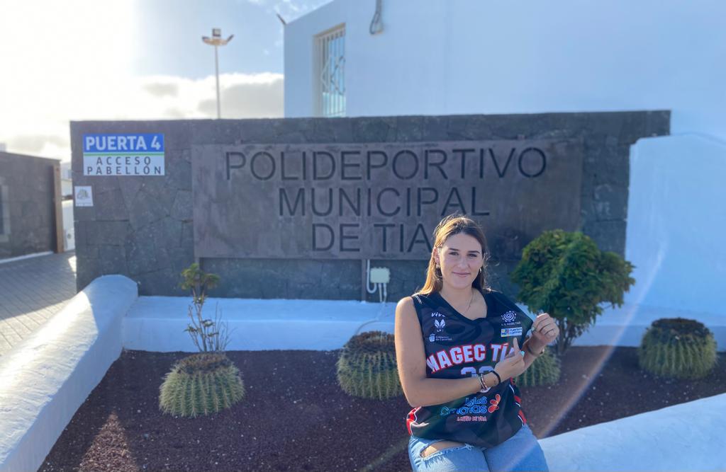 Noelia Lago junto al Polideportivo Municipal.