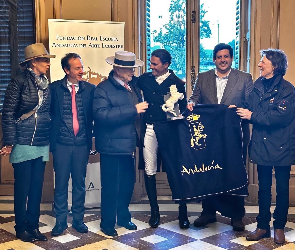 Entrega de uno de los trofeos en la Real Escuela Andaluza del Arte Ecuestre