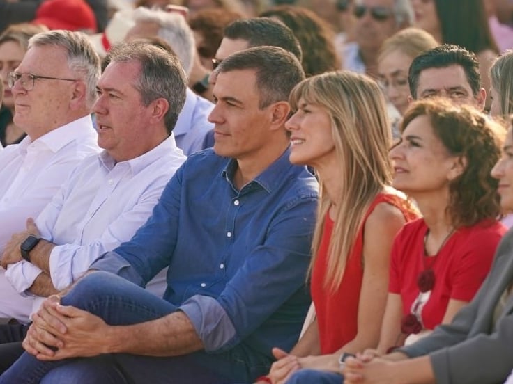 Pedro Sánchez y Begoña Gómez en un mitin del PSOE en Málaga este miércoles.