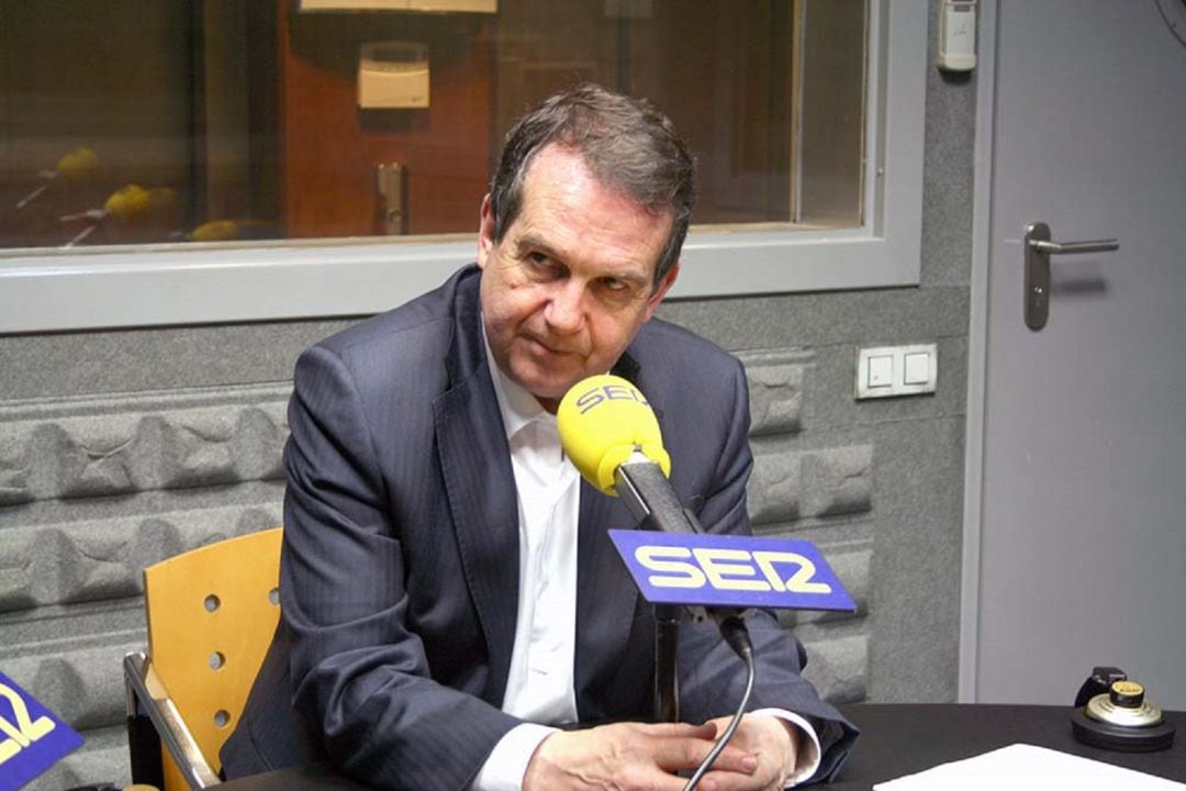 Abel Caballero durante una entrevista en Radio Vigo