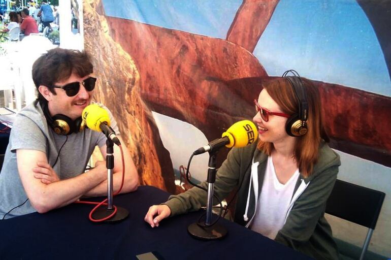 Los actores Gorka Otxoa y Aitziber Garmendia, en el stand de Hoy por Hoy Verano.