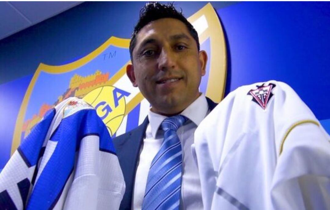 Basti posa con las camisetas de Málaga y Albacete