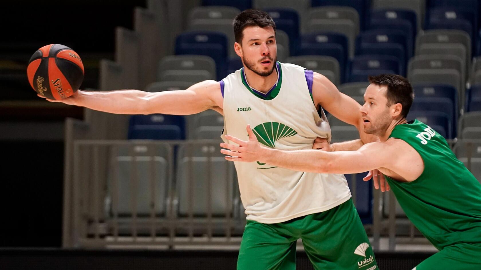 Barreiro es defendido por Kalinoski en un entrenamiento