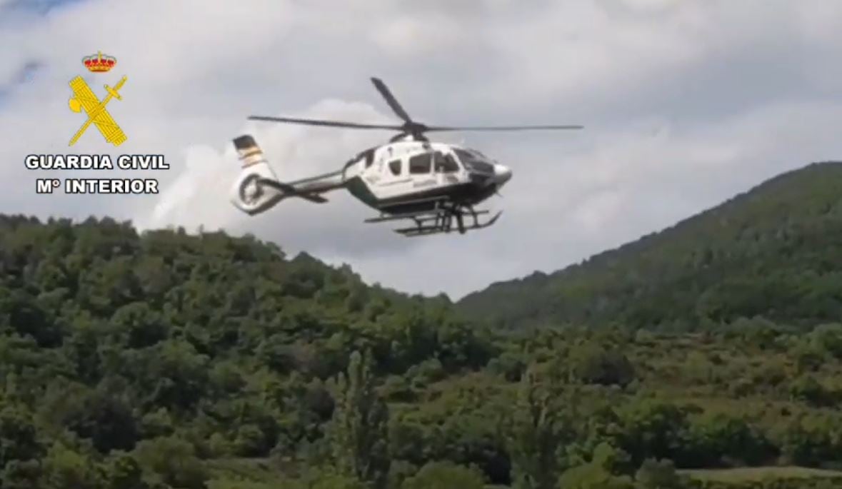 El helicóptero del GREIM de la  Guardia Civil de Huesca durante uno de los rescates