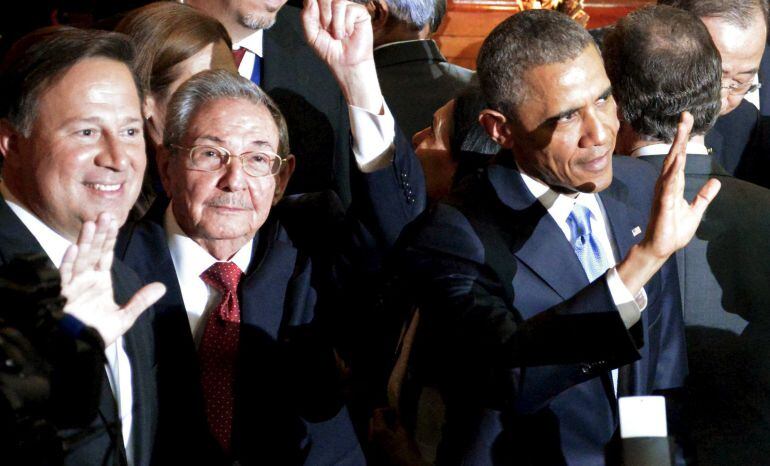 El presidente de Panamá, Juan Carlos Varela, junto a Raul Castro y Barack Obama