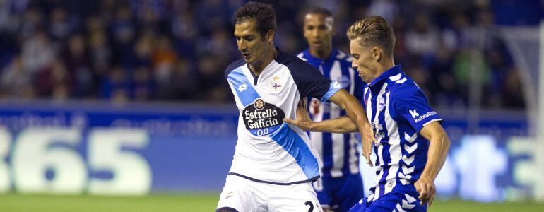 El centrocampista costarricense del Deportivo de la Coruña Celso Borges (lucha por el balón con Llorente, del Alavés