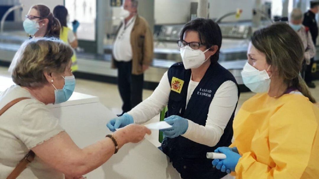 Viajeros pasando controles anticovid en el aeropuerto de València