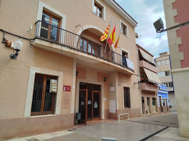 Vox retira la pancarta de la fachada del edificio municipal tras la presión de los grupos políticos del Ayuntamiento de El Campello
