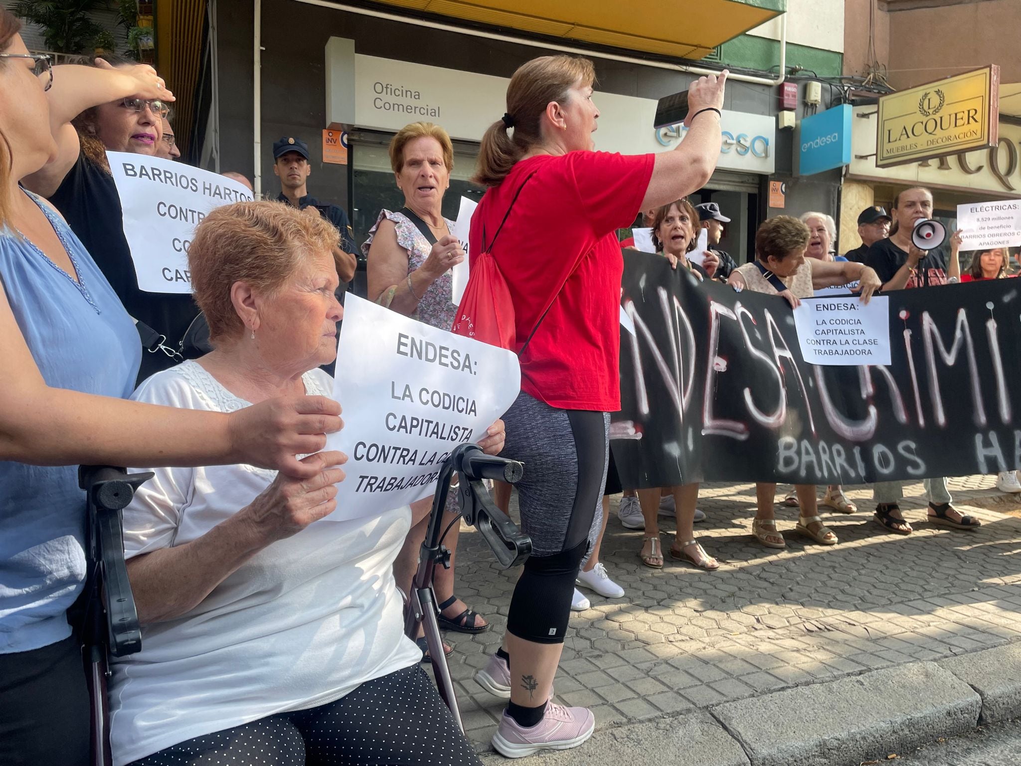 Vecinos de Barrios Hartos protestan contra los cortes en el suministro eléctrico.