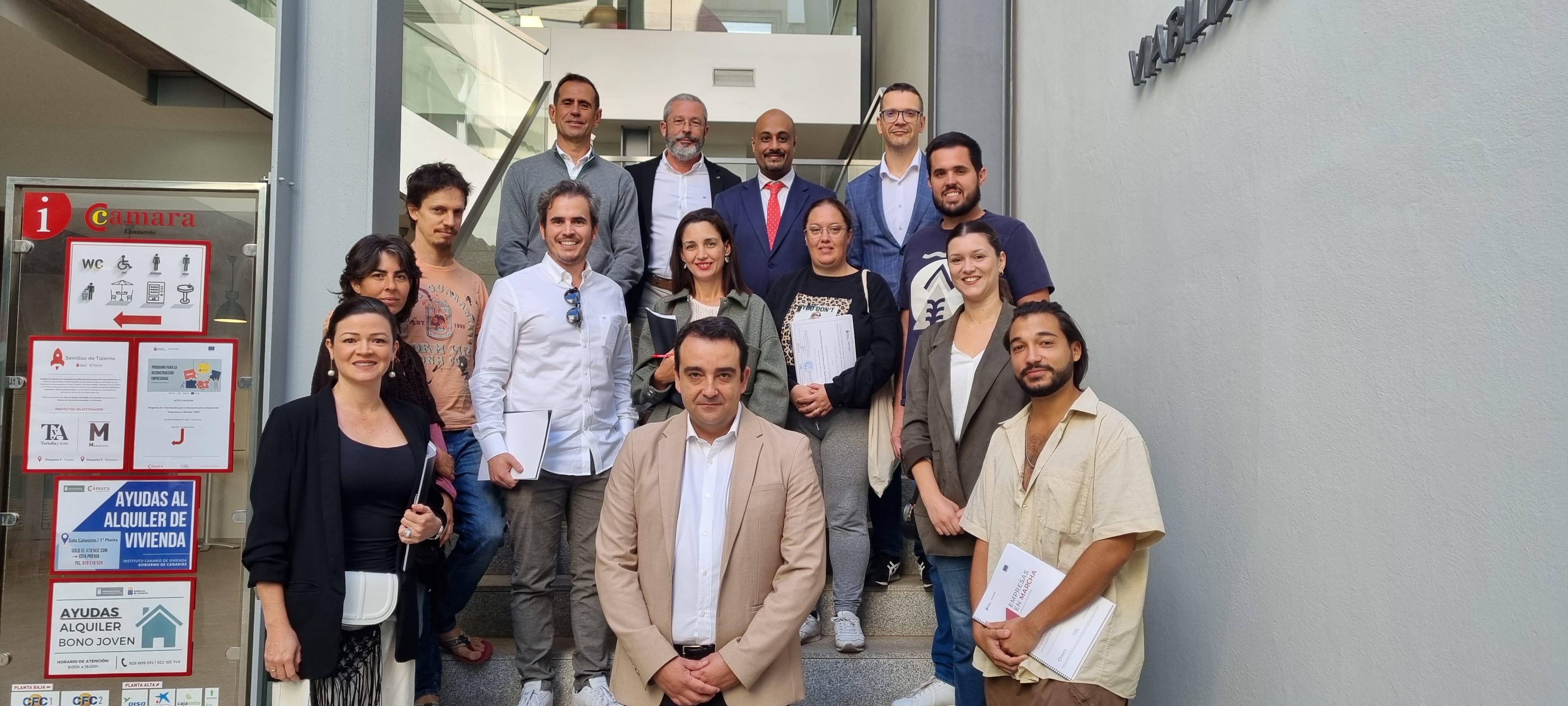 José Valle, presidente de la Cámara de Comercio de Lanzarote y La Graciosa, con representantes de las empresas participantes.