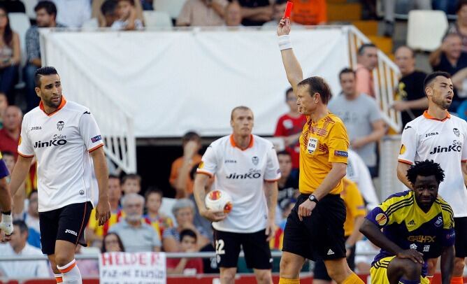 Rami es expulsado en la primera parte por el colegiado belga Serge Gumienny