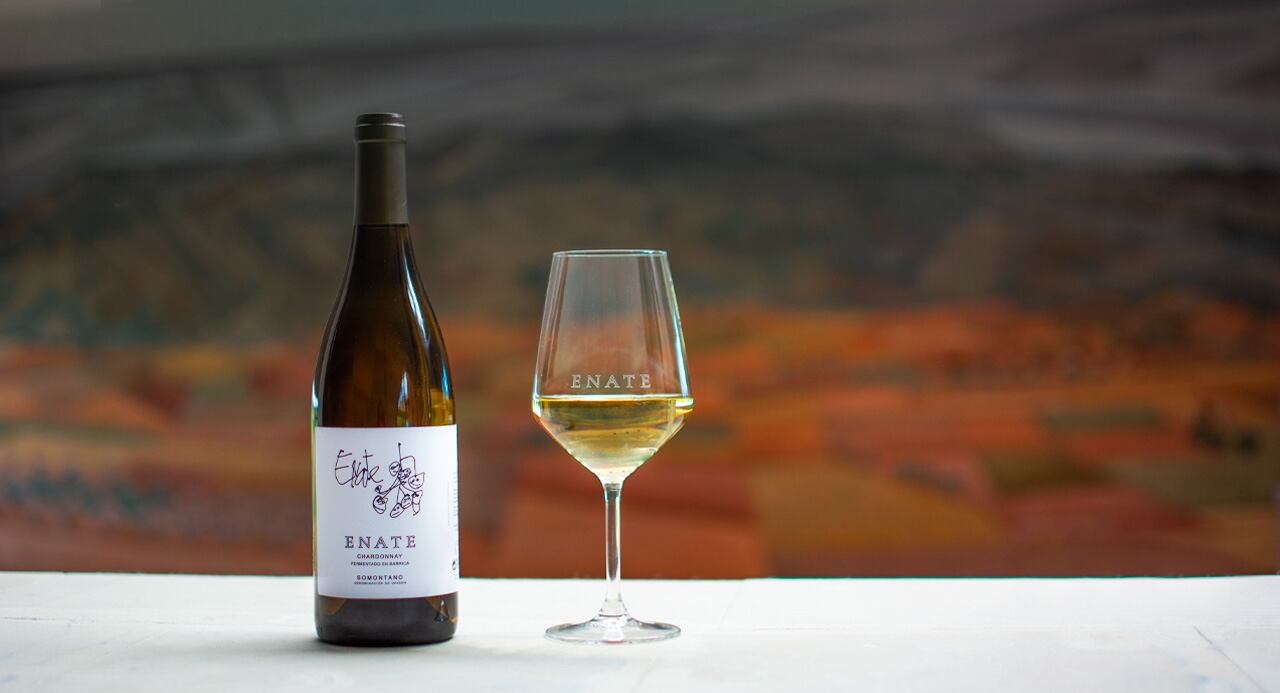 ENATE Chardonnay Fermentado en Barrica con etiqueta de Antonio Saura. Foto: Bodega ENATE
