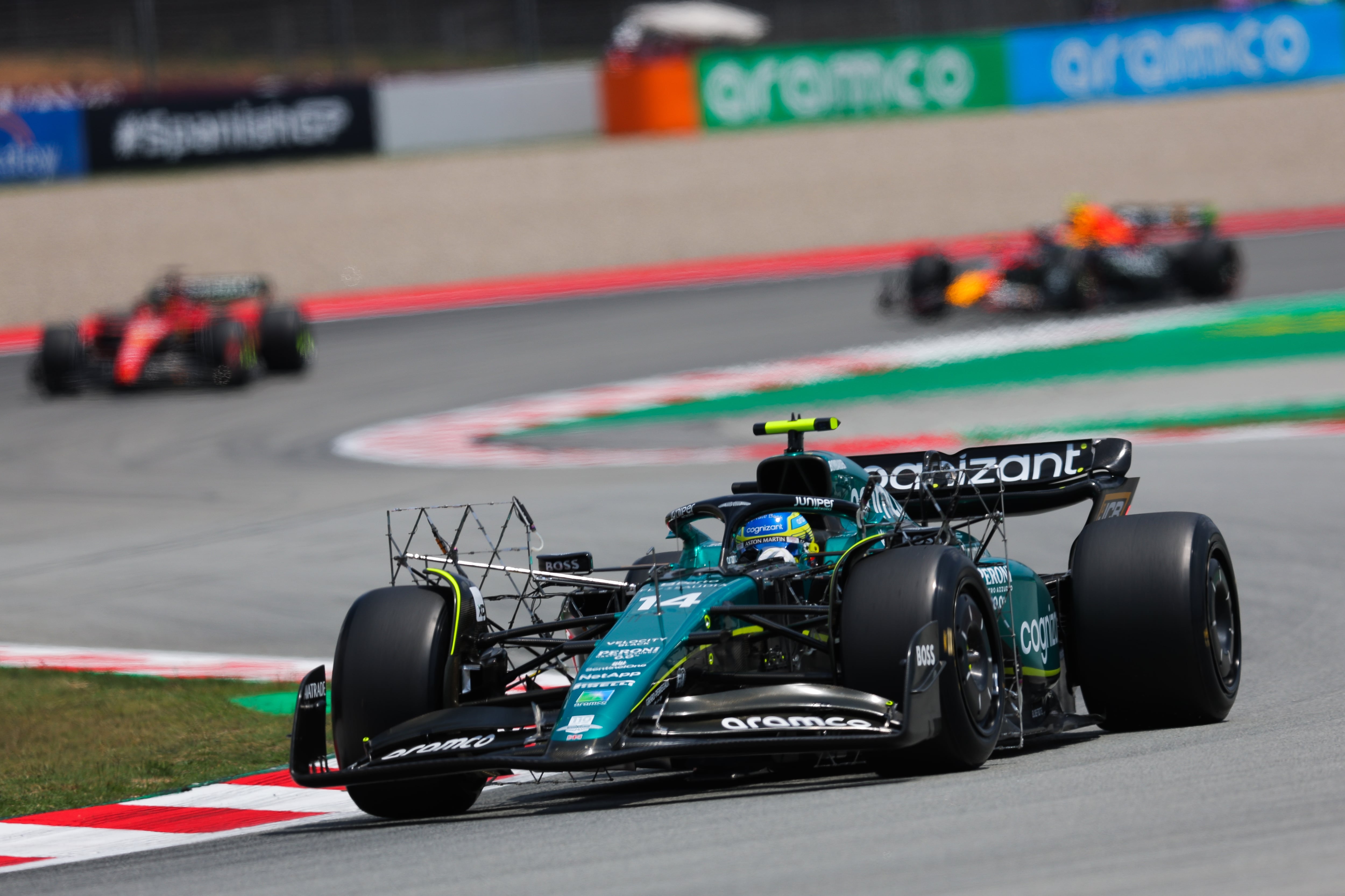 Fernando Alonso en los entrenamientos libres del GP de España con Sainz y Verstappen detrás. (Photo by Eric Alonso/Getty Images)