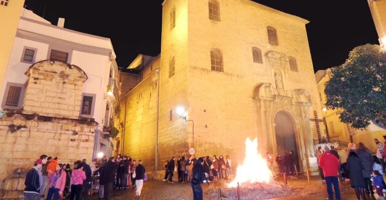 Lumbre encendida en la plaza de la Merced.