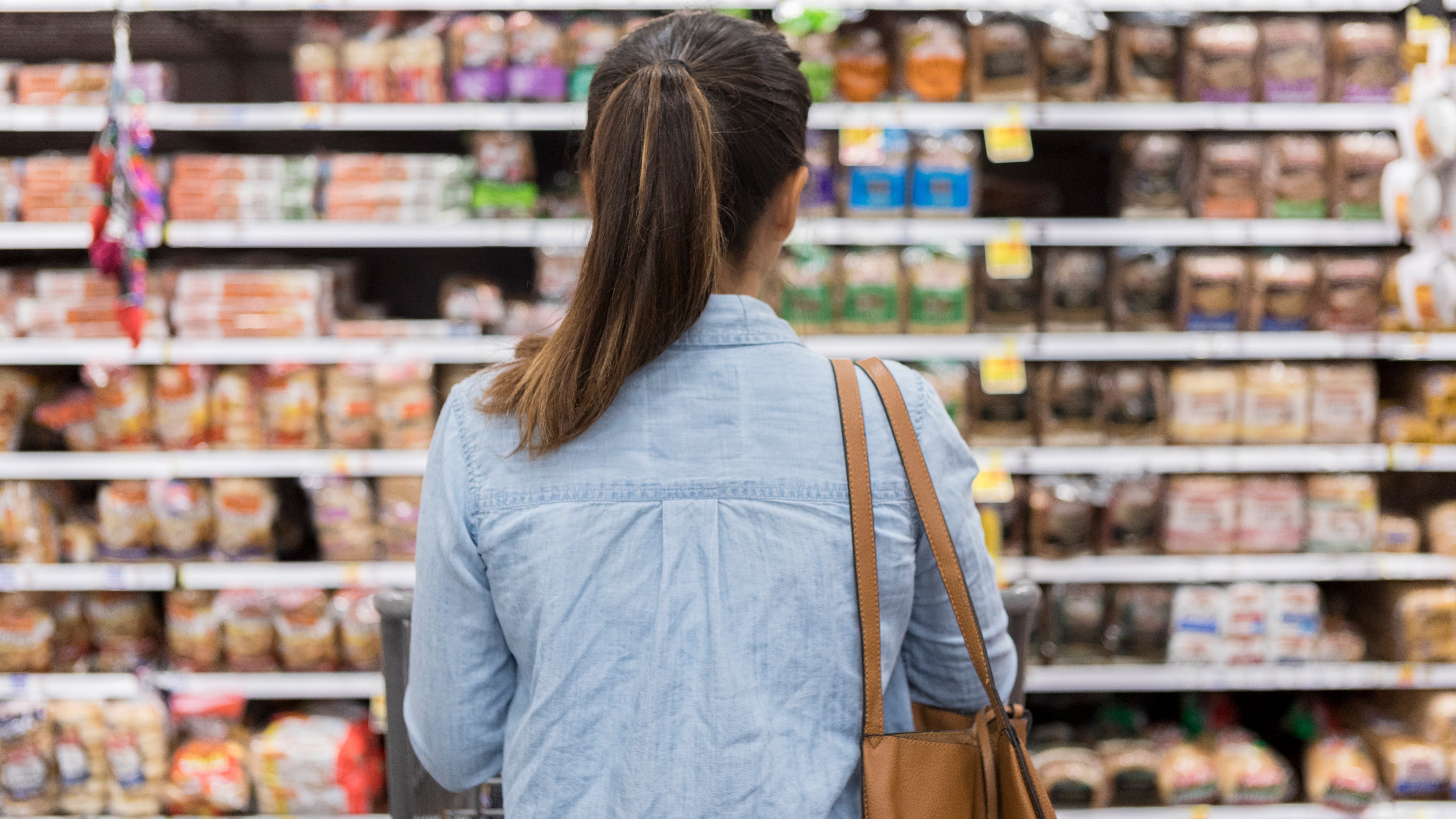 Una mujer frente a un lineal del supermercado