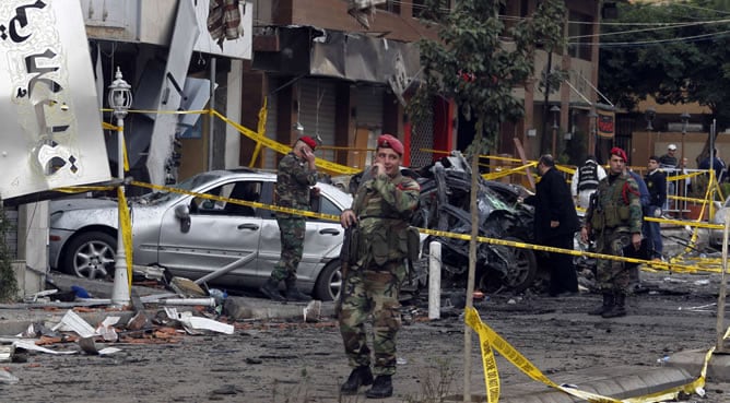 Coches calcinados tras el atentando suicida del pasado jueves en el sur de Beirut.