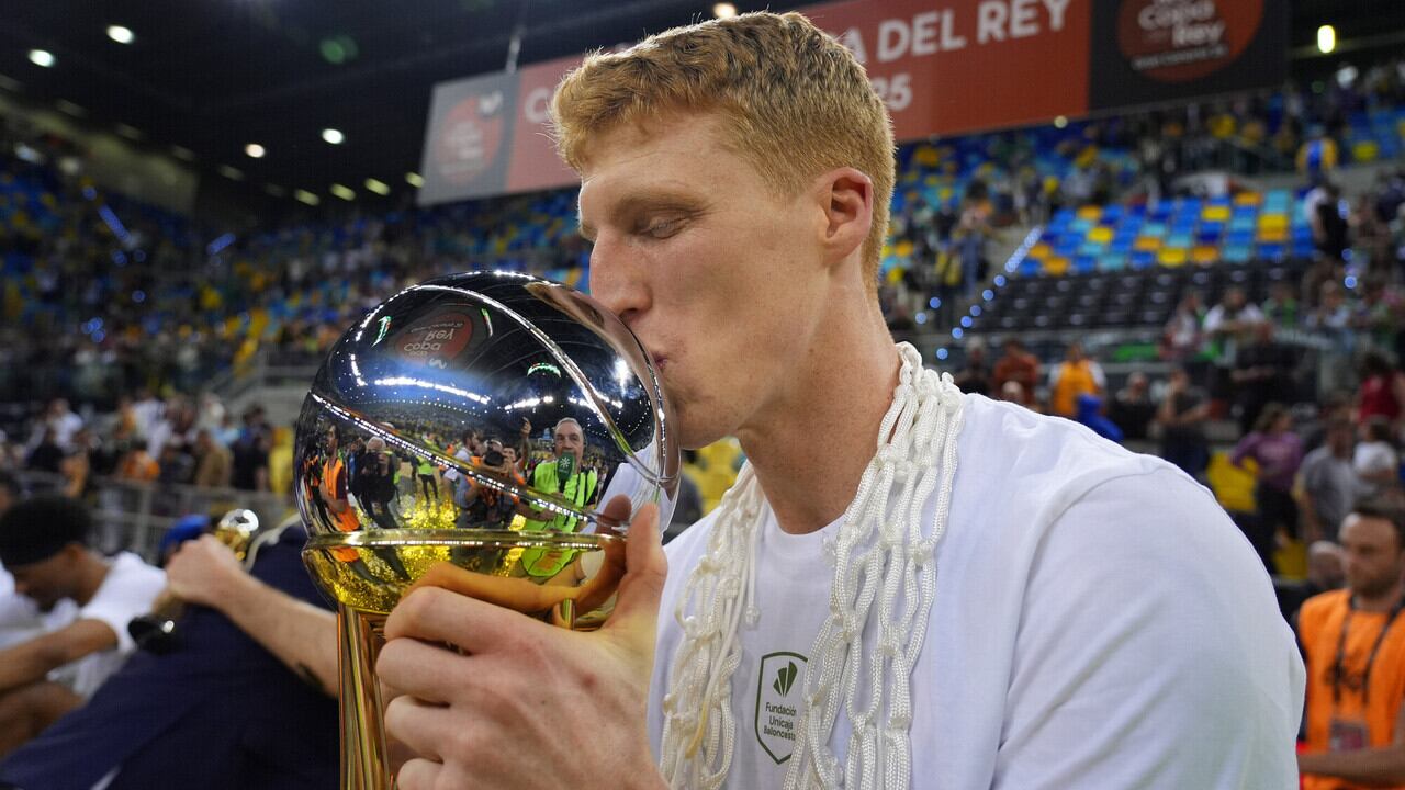El capitán del Unicaja Alberto Díaz, besando el preciado trofeo de la Copa del Rey conseguido al ganar al Real Madrid
