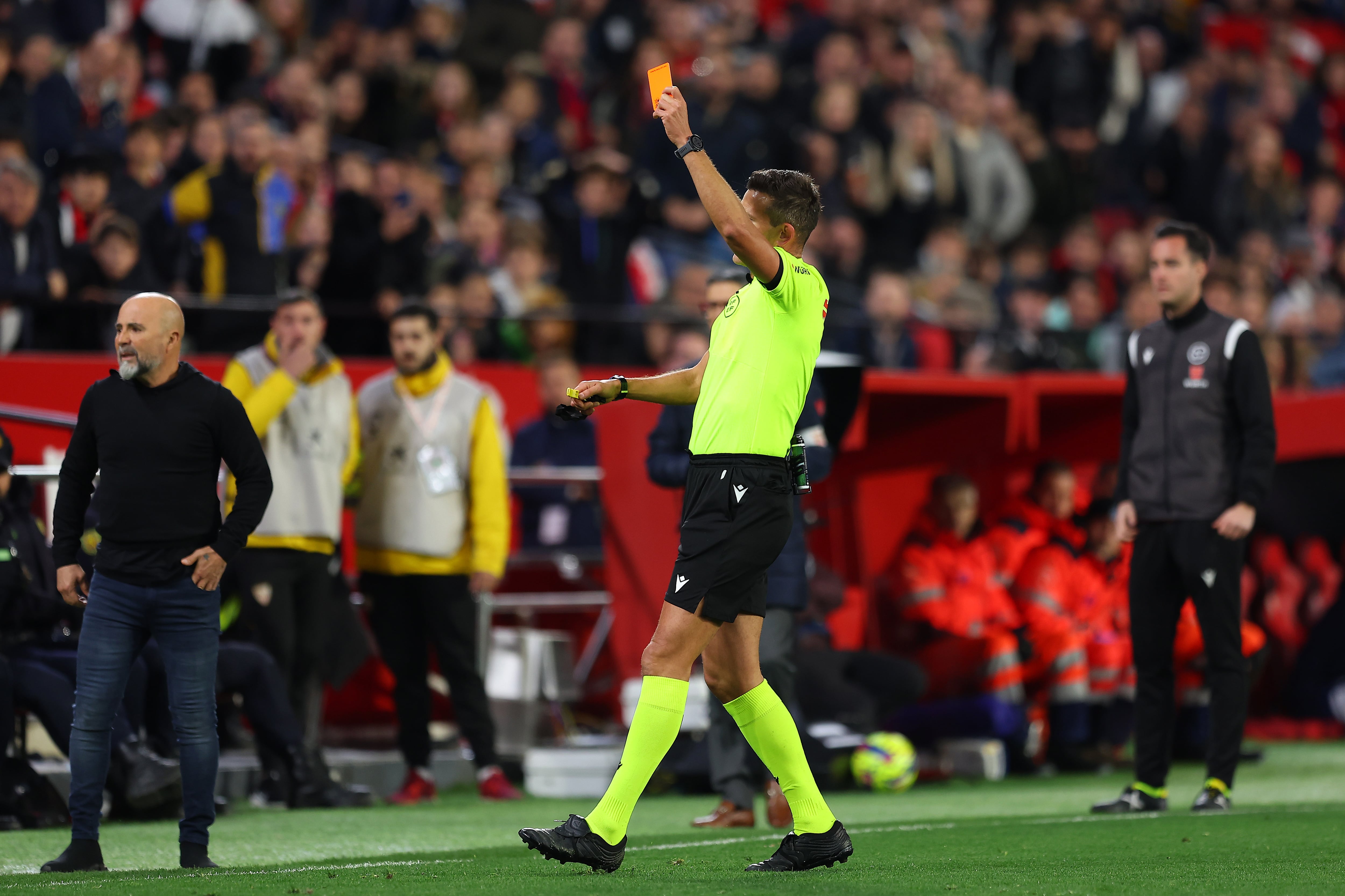 Fernando es expulsado por Juan Luis Pulido Santana durante el Sevilla-Osasuna