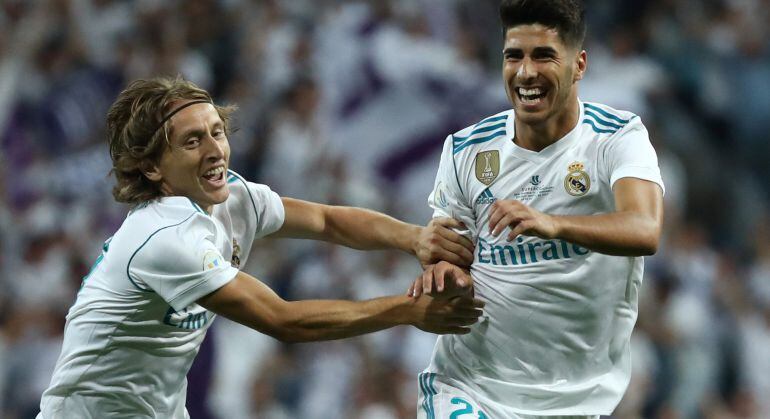 Marco Asensio y Modric celebran el gran gol del jugador balear