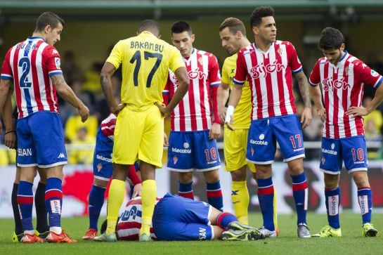 GRA080. VILLARREAL (CASTELLÓN), 10/01/2016.- El defensa colombiano del Sporting, Bernardo Espinosa, permanece en el suelo tras caer lesionado durante el partido frente al Villarreal correspondiente a la decimonovena jornada de Liga de primera división que