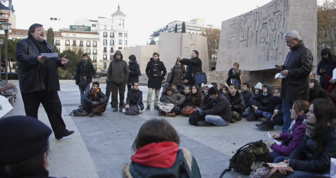 El profesor de Prehistoria en la Universidad Complutense, Gonzalo Ruíz Zapatero, da clase en la madrileña Plaza de Colón este miércoles