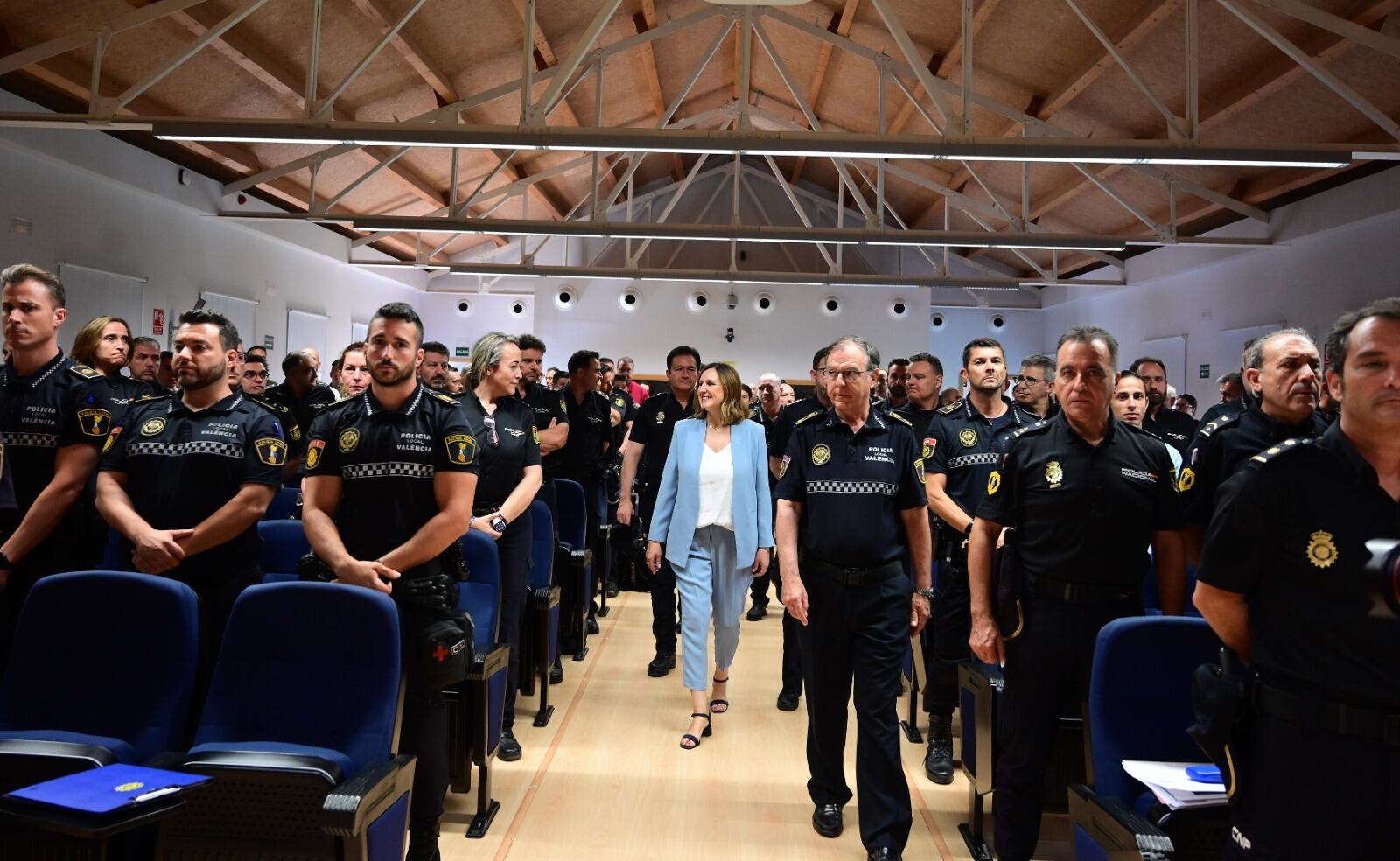 María José Catalá visita la sede de la Policía Local