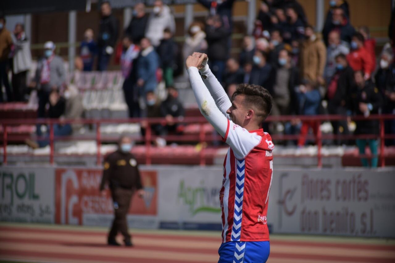 Abraham Pozo celebra el gol de la victoria del CD Don Benito ante Las Palmas Atlético (3-2).