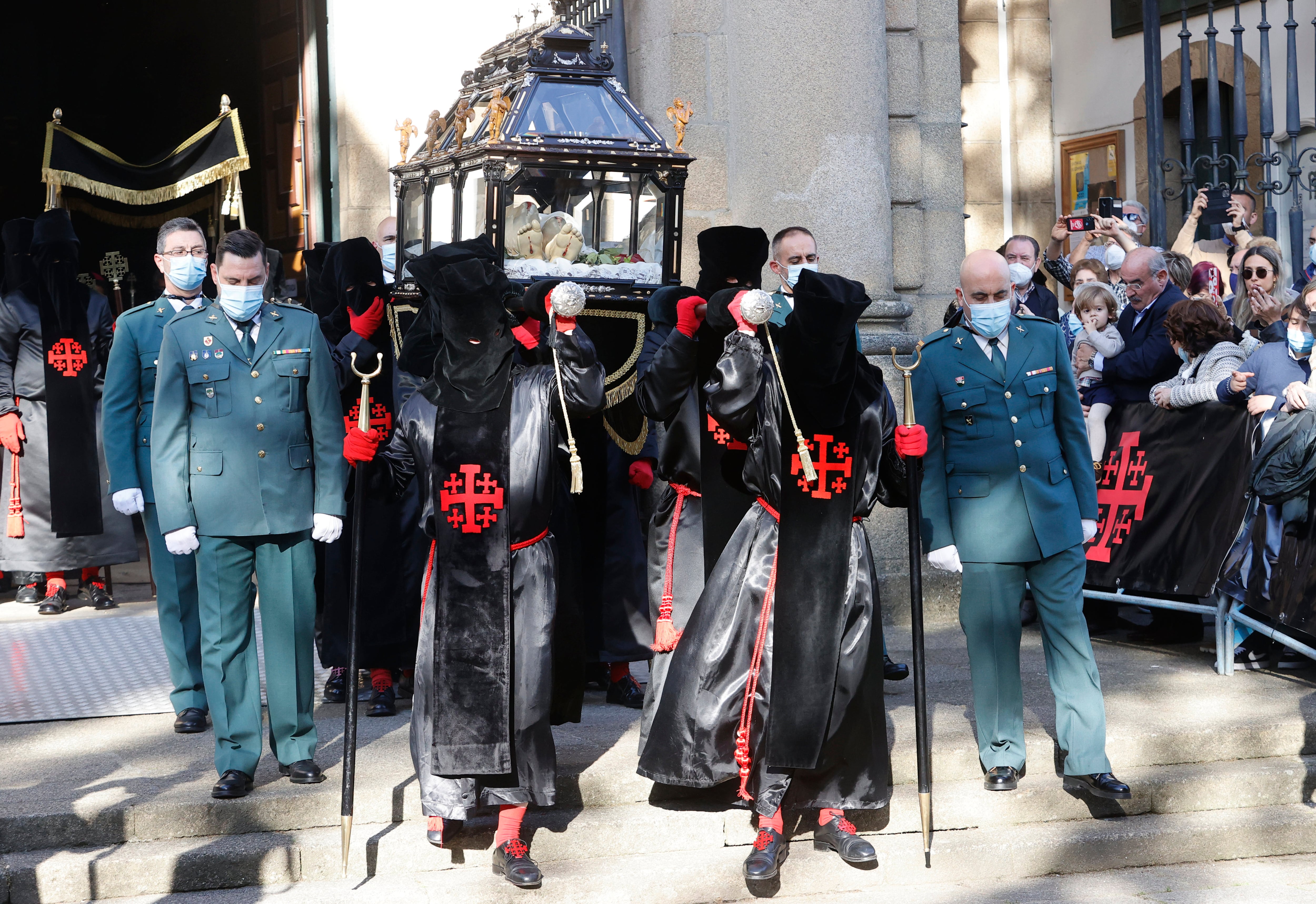FERROL (A CORUÑA), 15/04/2022.- El Viernes Santo alcanza uno de sus momentos más importantes con la procesión del Santo Entierro que recupera tras más de un siglo la tradición del Desenclavo. EFE/kiko delgado
