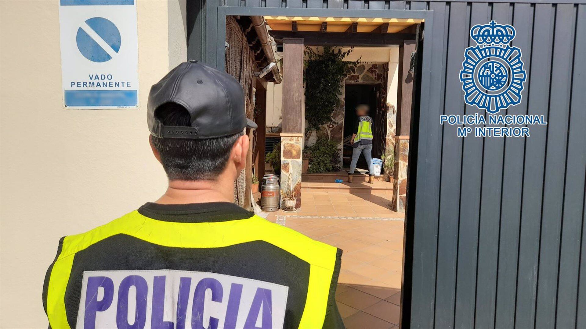 Un agente de la Policía Nacional durante un registro