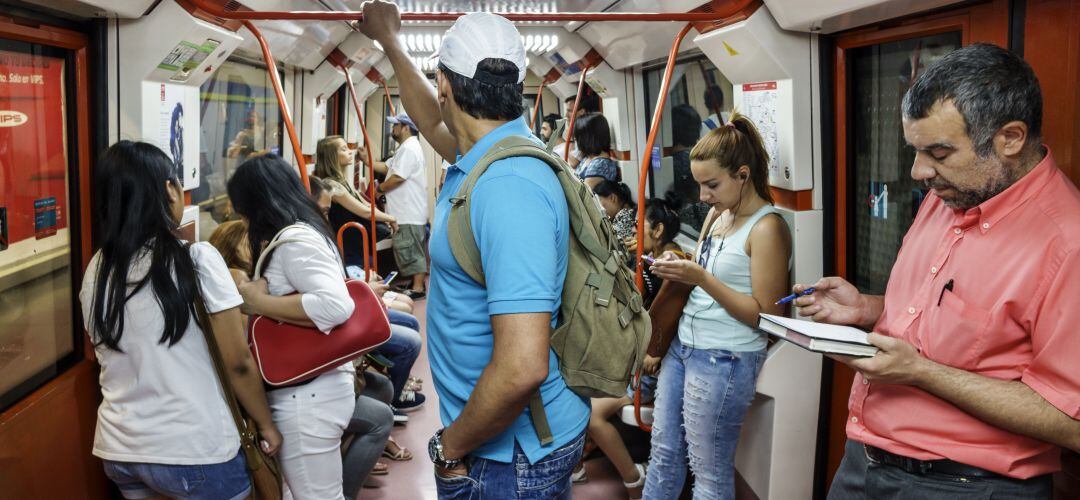 Interior de un vagón de Metro