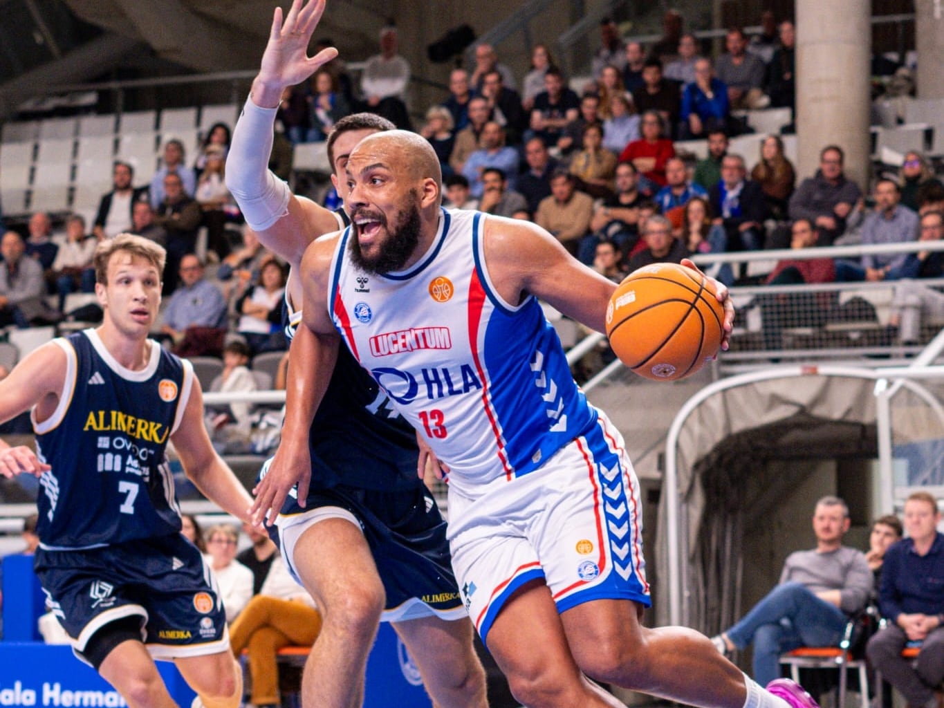 Kevin Larsen, frente al Alimerka Oviedo, en el Pedro Ferrándiz