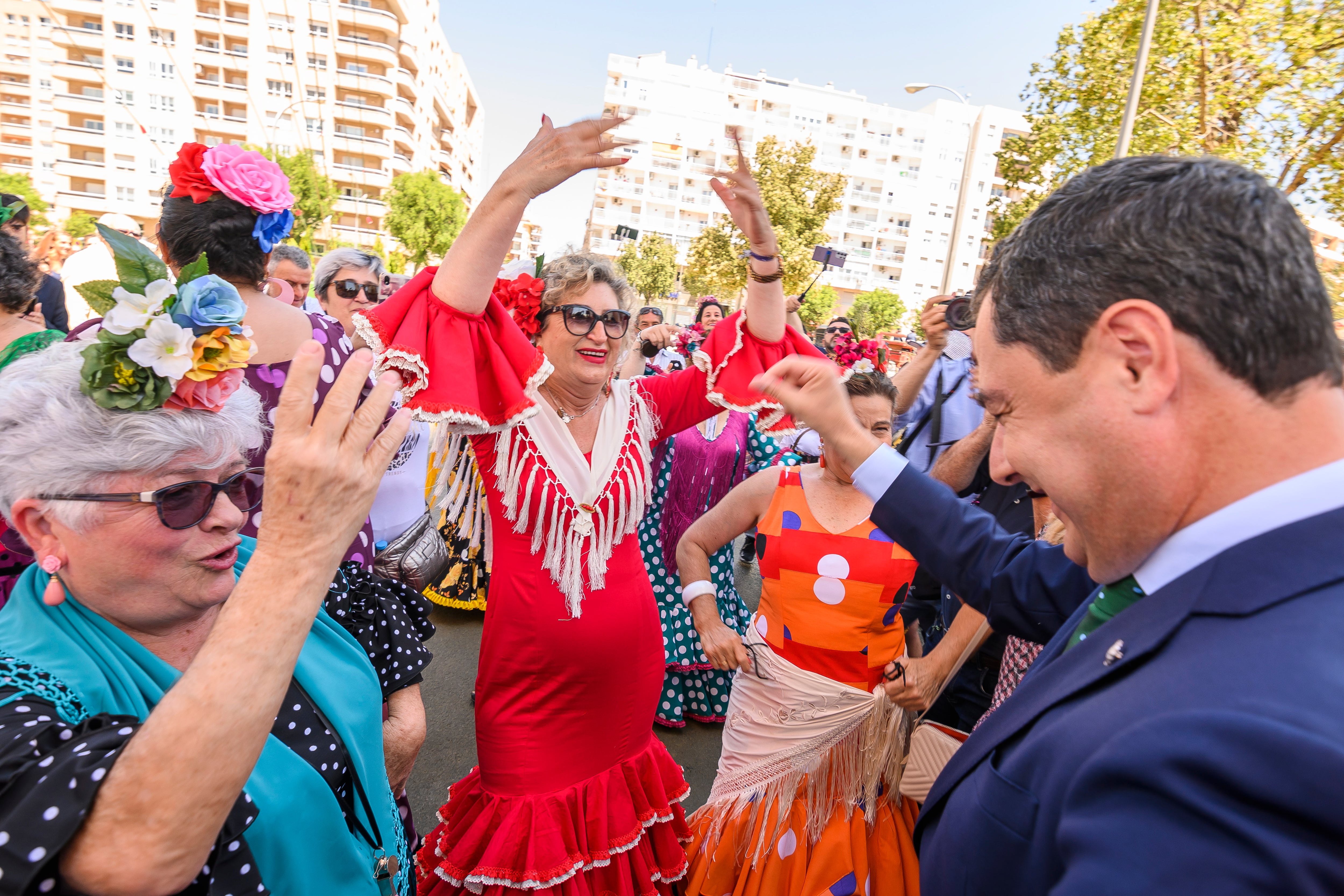 El presidente de la Junta de Andalucía, Juanma Moreno, en la Feria de Abril.