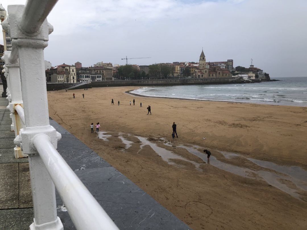 Playa de San Lorenzo con niños jugando. 