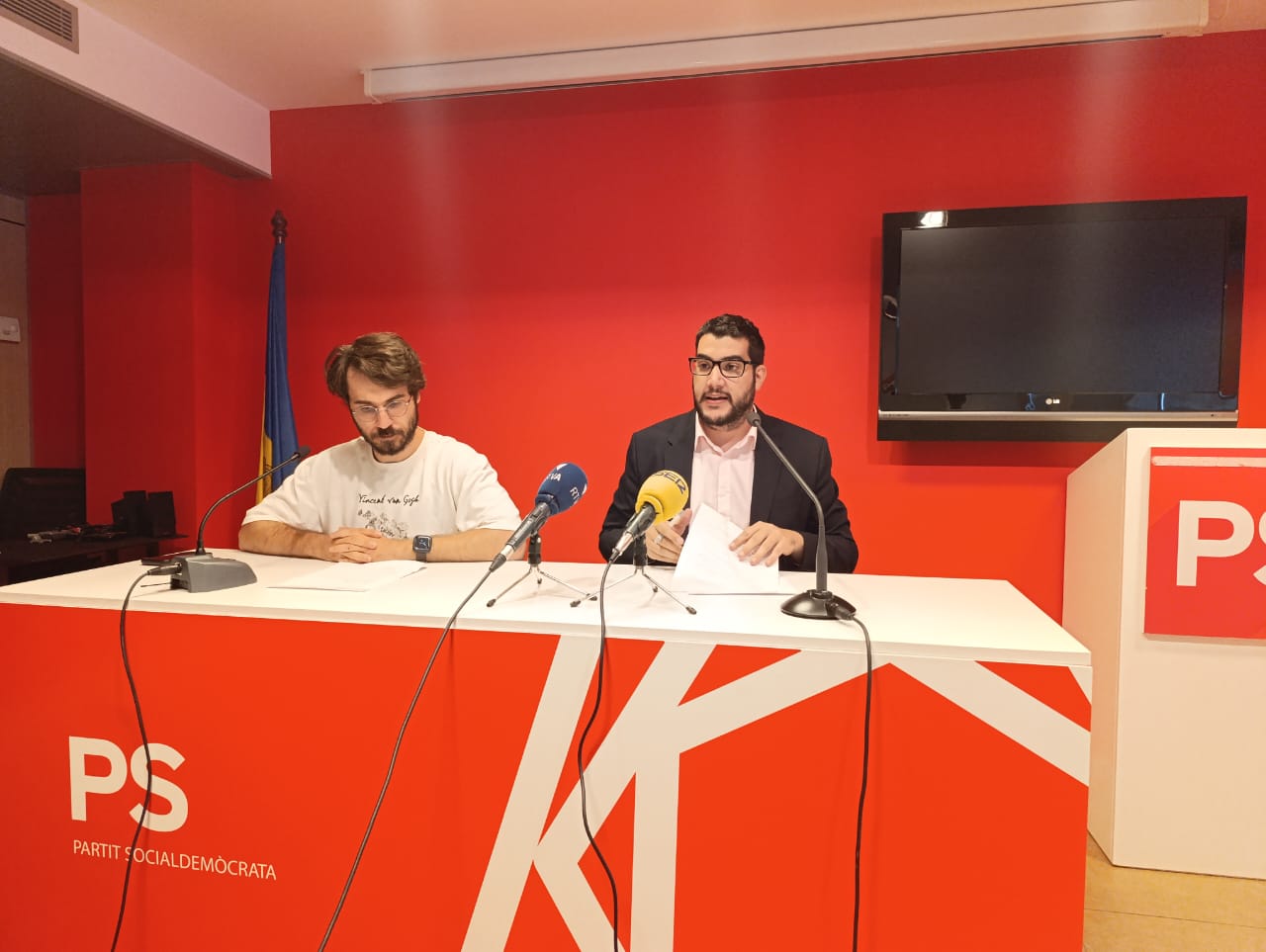 El president del PS, Pere Baró, en roda de premsa amb el membre de l&#039;executiva, Joao de Melo