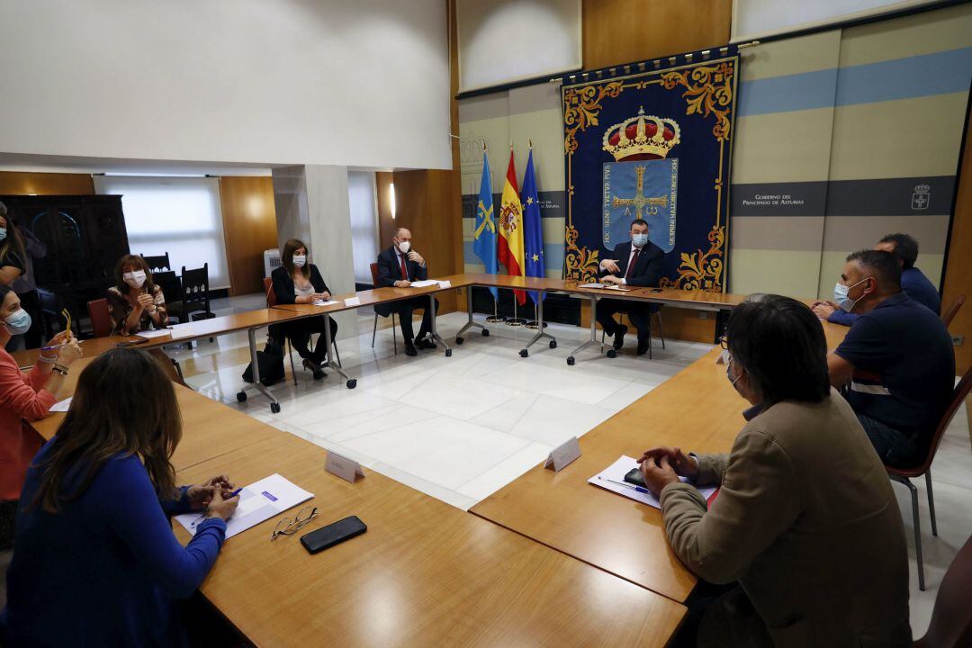 El Presidente del Principado, Adrián Barbón, presidió la reunión entre su gobierno y ambas formaciones políticas
