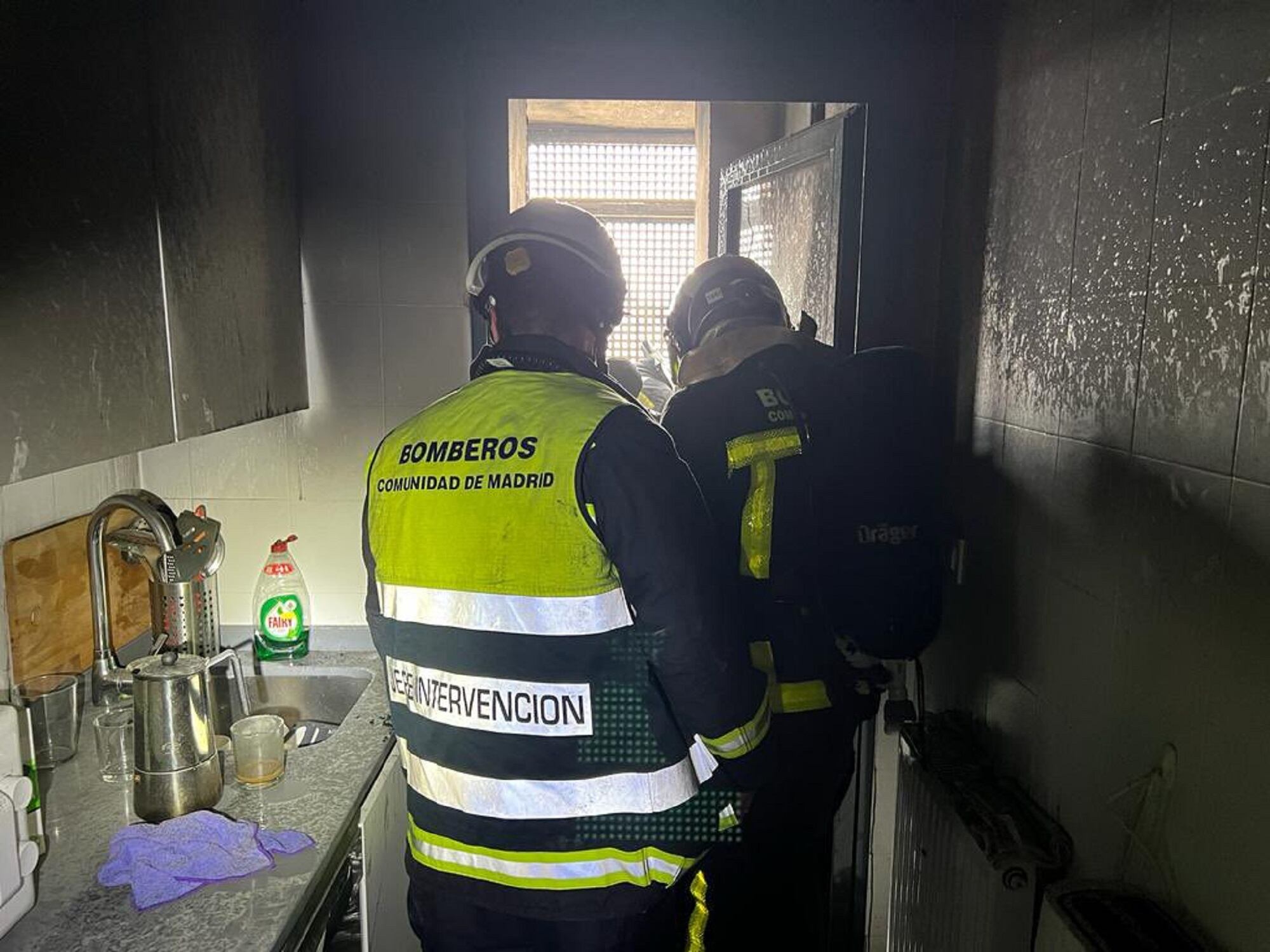 Cuatro dotaciones de bomberos han apagado un incendio en una vivienda en Arroyomolinos