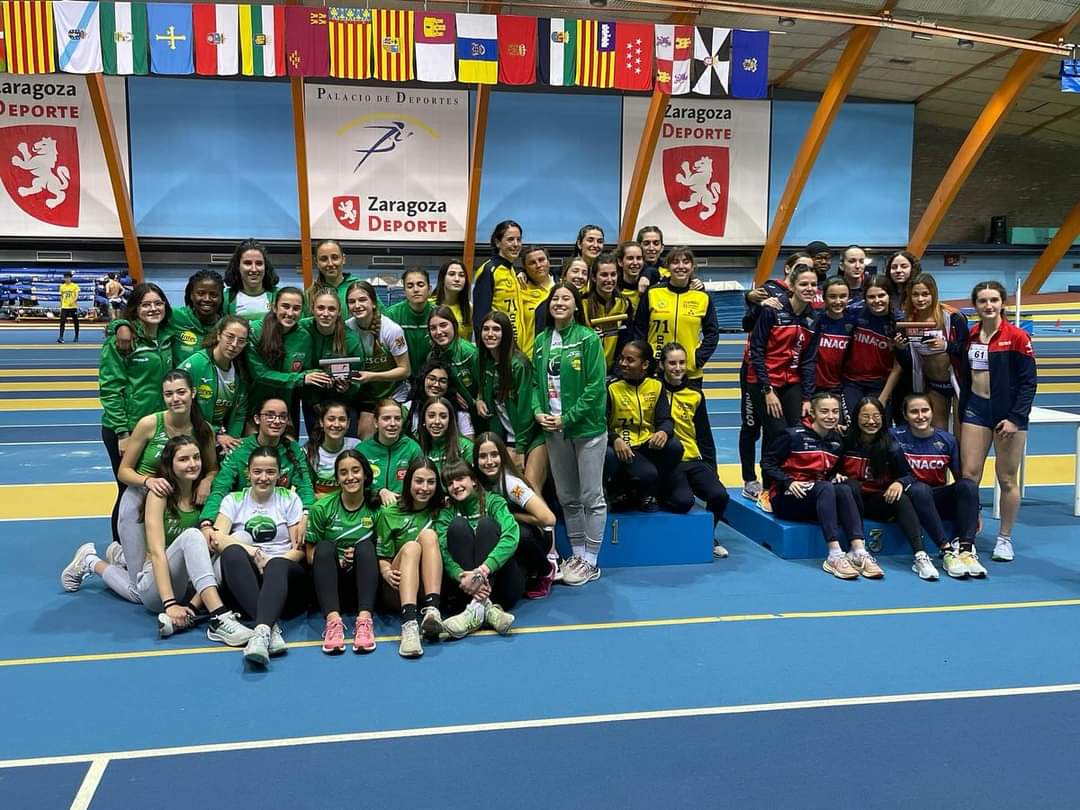 Podio femenino del Campeonato de Aragón de pista cubierta con Hinaco Monzón e Intec Zoiti