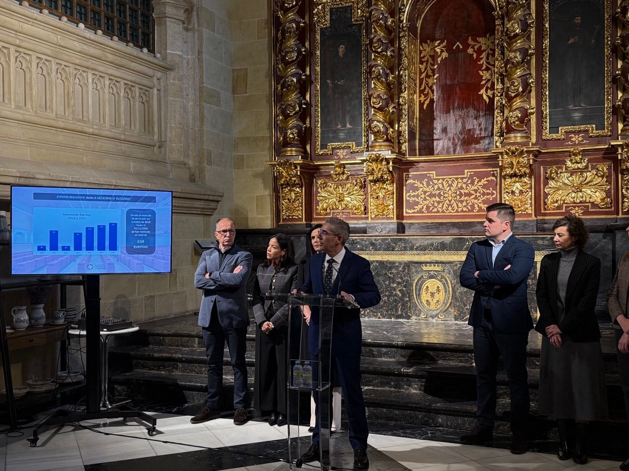 El CEO del Palacio, Juan Salado, presentando la memoria de 2024 junto a  la delegada y representantes de la empresa.