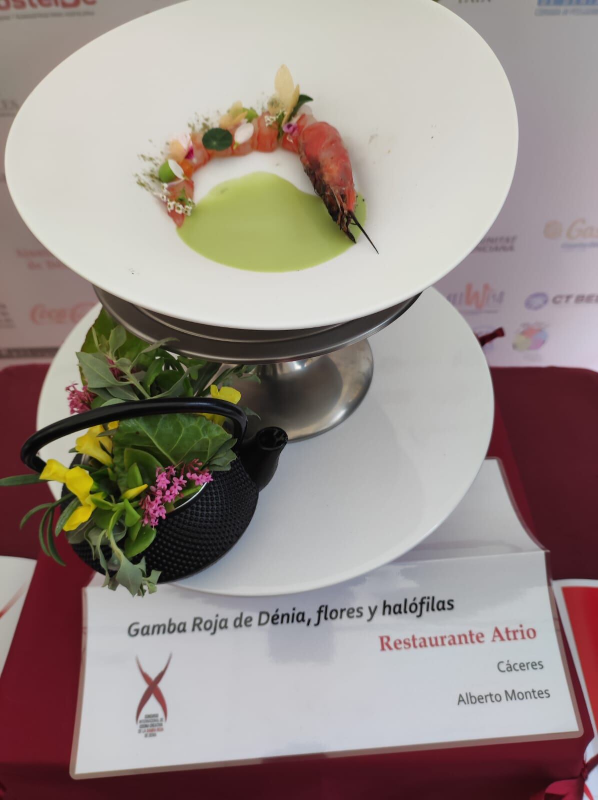 Plato elaborado por el chef Alberto Montes, del restaurante Atrio, ganador del X Concurso de Internacional de Cocina Creativa de la Gamba Roja de Dénia.