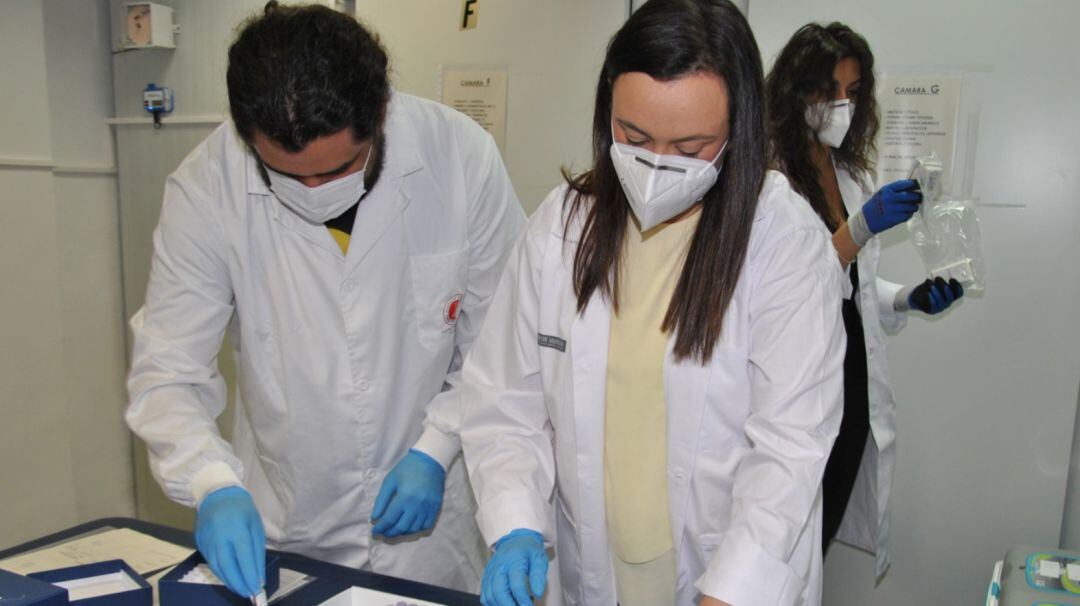 Imagen de profesionales sanitarios en un laboratorio.