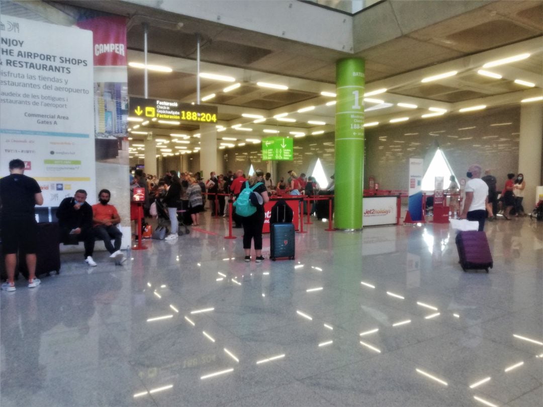 Turistas británicos en el aeropuerto de Son San Joan 