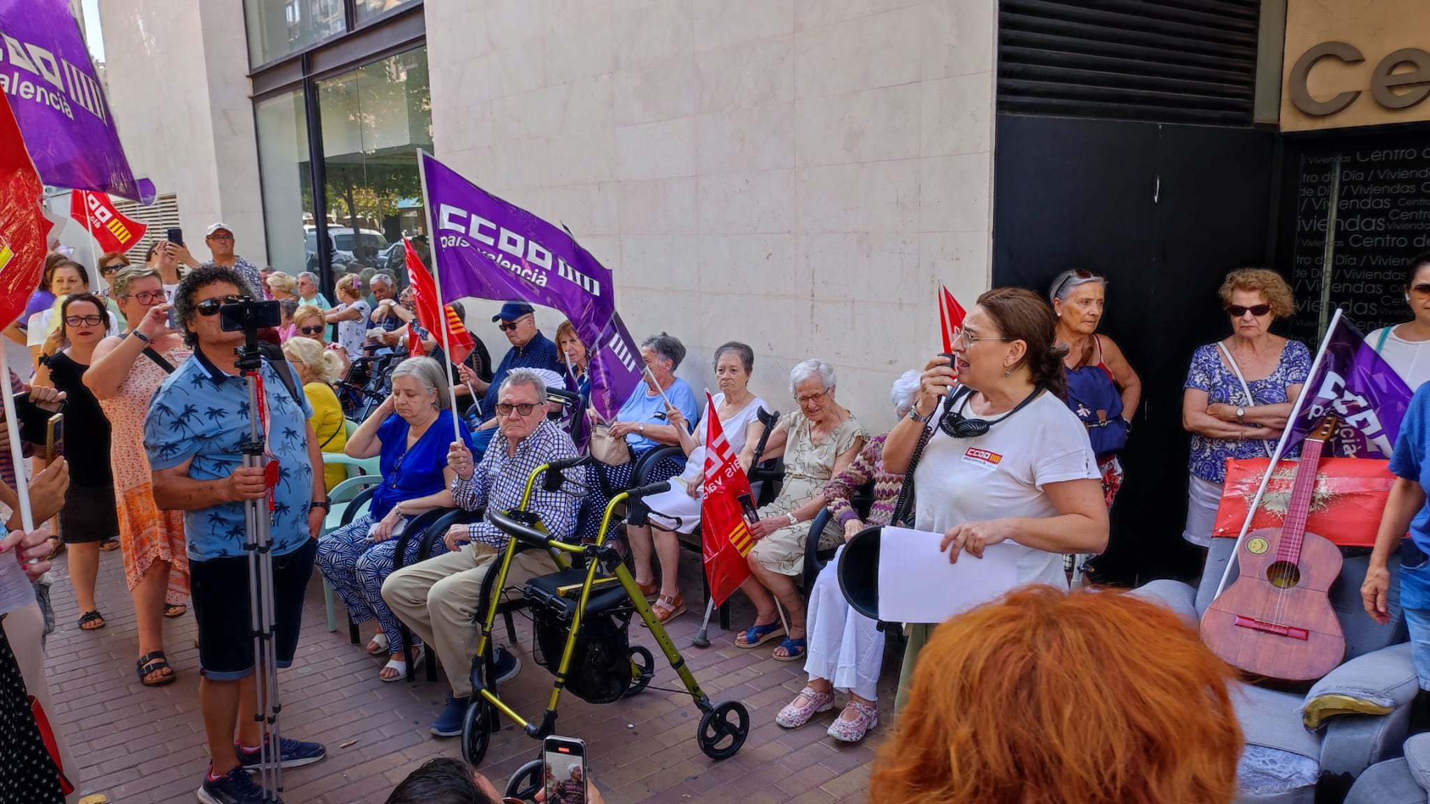 Concentración de las trabajadoras y usuarios del SED en el Centro de día de la Plaza America (Alicante) en el mes de agosto