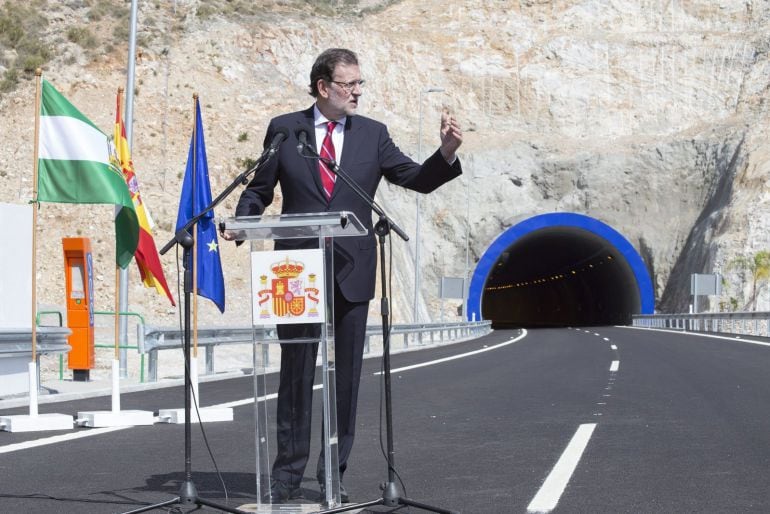 GRA246. CASTELL DE FERRO (GRANADA), 07/10/2015.- El presidente del Gobierno, Mariano Rajoy, durante su intervención en la apertura del último tramo pendiente de la Autovía del Mediterráneo A-7, una infraestructura que considera esencial para reforzar la c