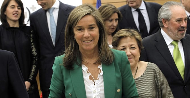 La ministra de Sanidad, Ana Mato, tras posar para la foto de familia del pleno del Consejo Interterritorial del Sistema Nacional de Salud