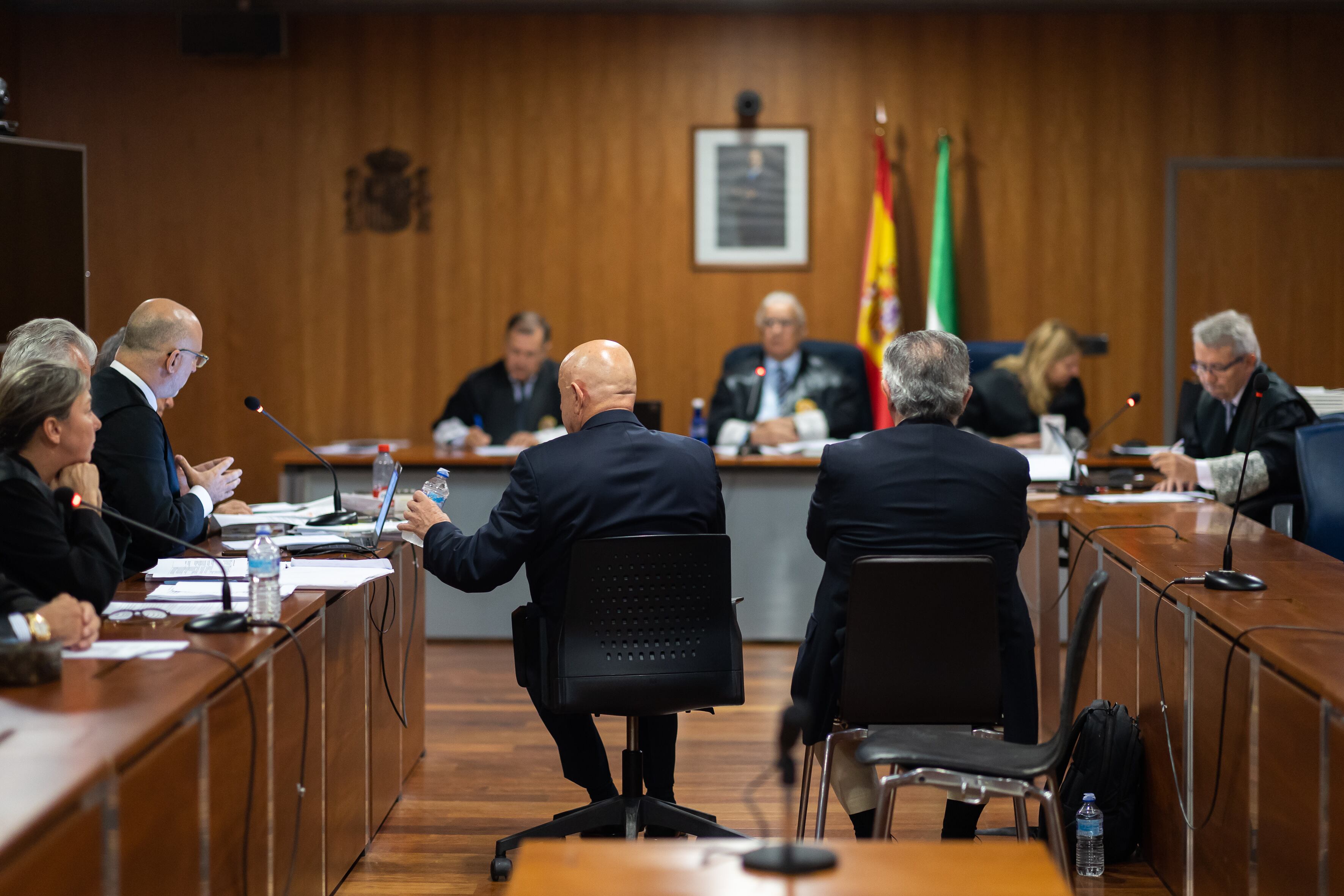 MÁLAGA, 16/10/2023.- Ha dado comienzo hoy lunes en la Ciudad de la Justicia de Málaga el juicio contra el exalcalde de Marbella, Julián Muñoz, quien compareció por videoconferencia, el exasesor urbanístico y cerebro del caso &quot;Malaya&quot;, Juan Antonio Roca (d), y el constructor y empresario Tomás Olivo (i), por un procedimiento judicial relativo al convenio urbanístico con General de Galerías Comerciales. E EFE/ Carlos Díaz
