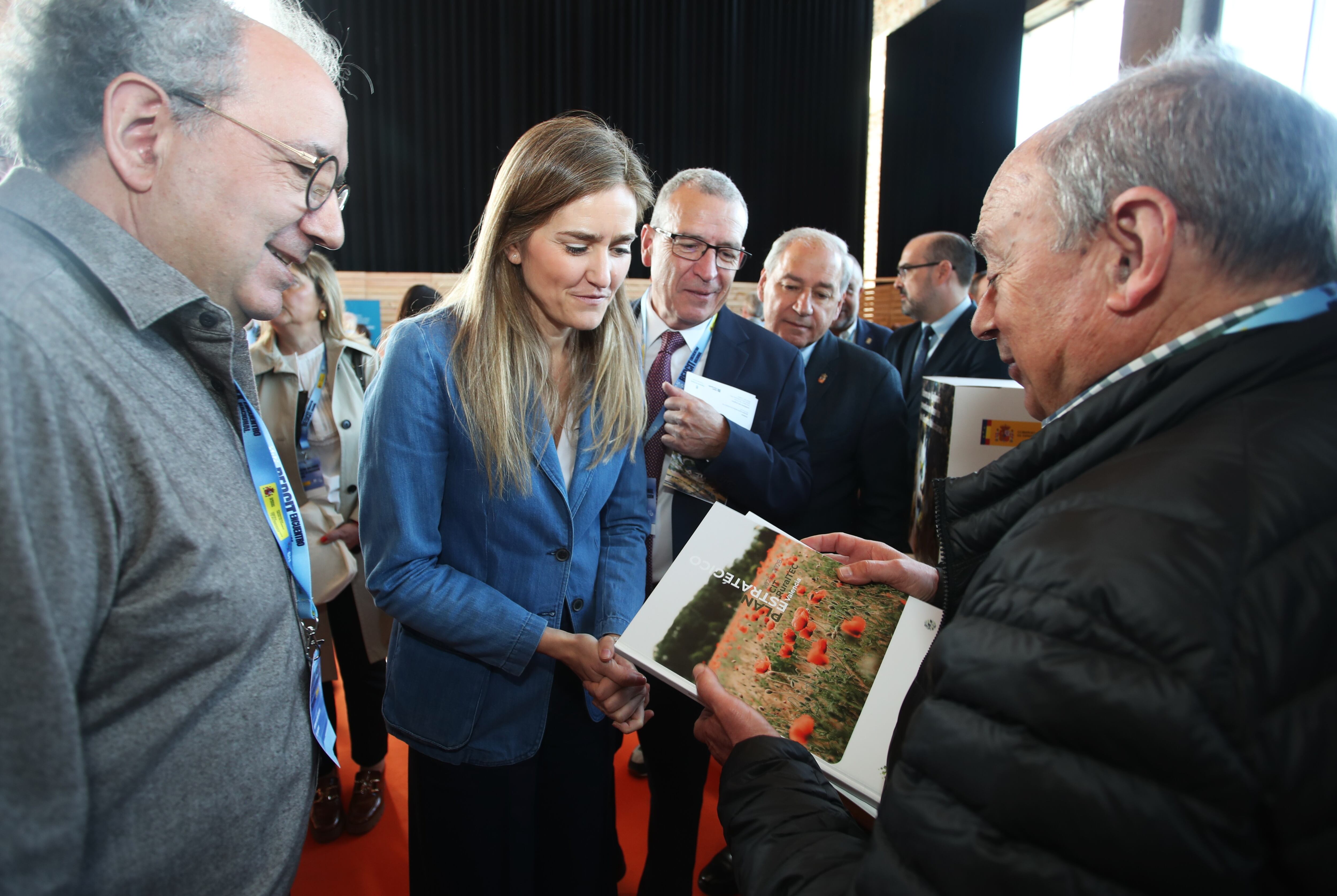 PONFERRADA (LEÓN), 11/04/2025.- La Vicepresidenta segunda del gobierno, Sara Aagesen, inaugura este viernes la segunda jornada del encuentro del encuentro nacional de centros de innovación territorial en La térmica Cultural en Ponferrada. EFE/ Ana F. Barredo
