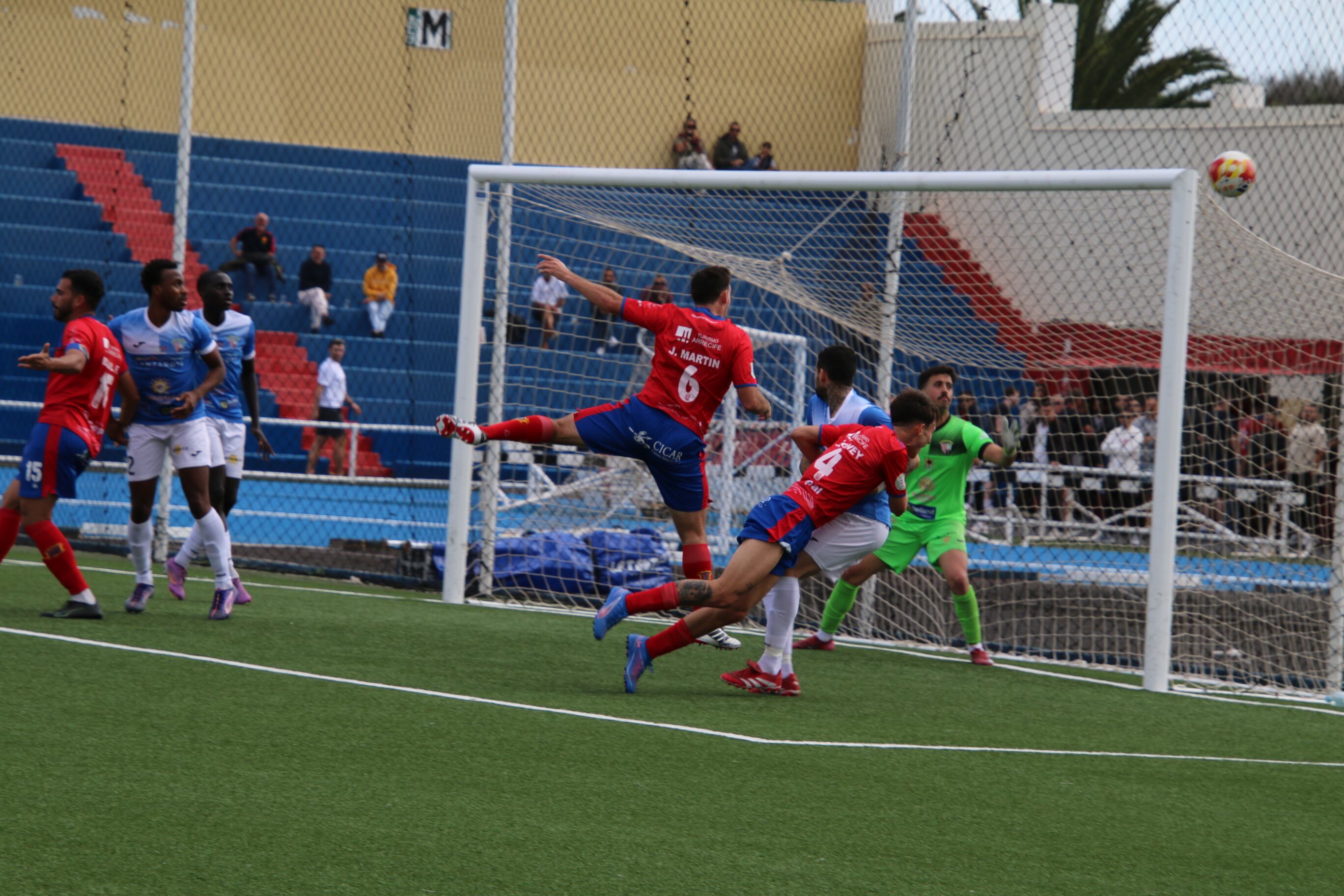 Remate a puerta de la UD Lanzarote.