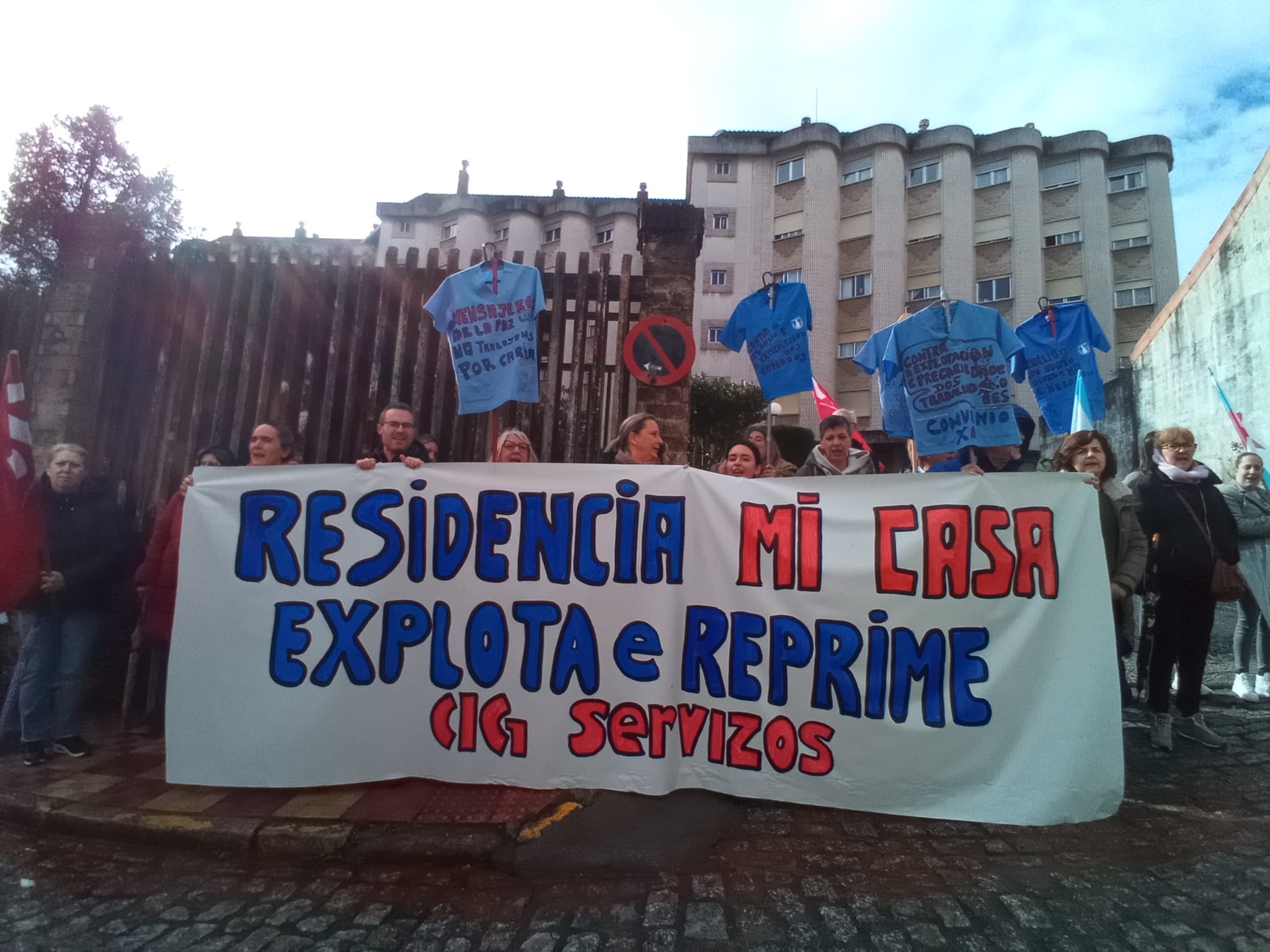 La plantilla se ha concentrado a las puertas del centro. Foto: CIG