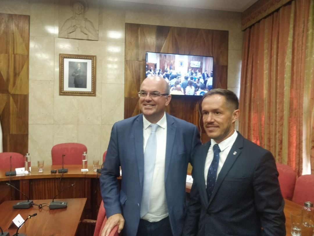 El nuevo presidente del Cabildo de La Palma (d) Mariano Hernández, del Partido Popular, junto al socialista Anselmo Pestana (i).