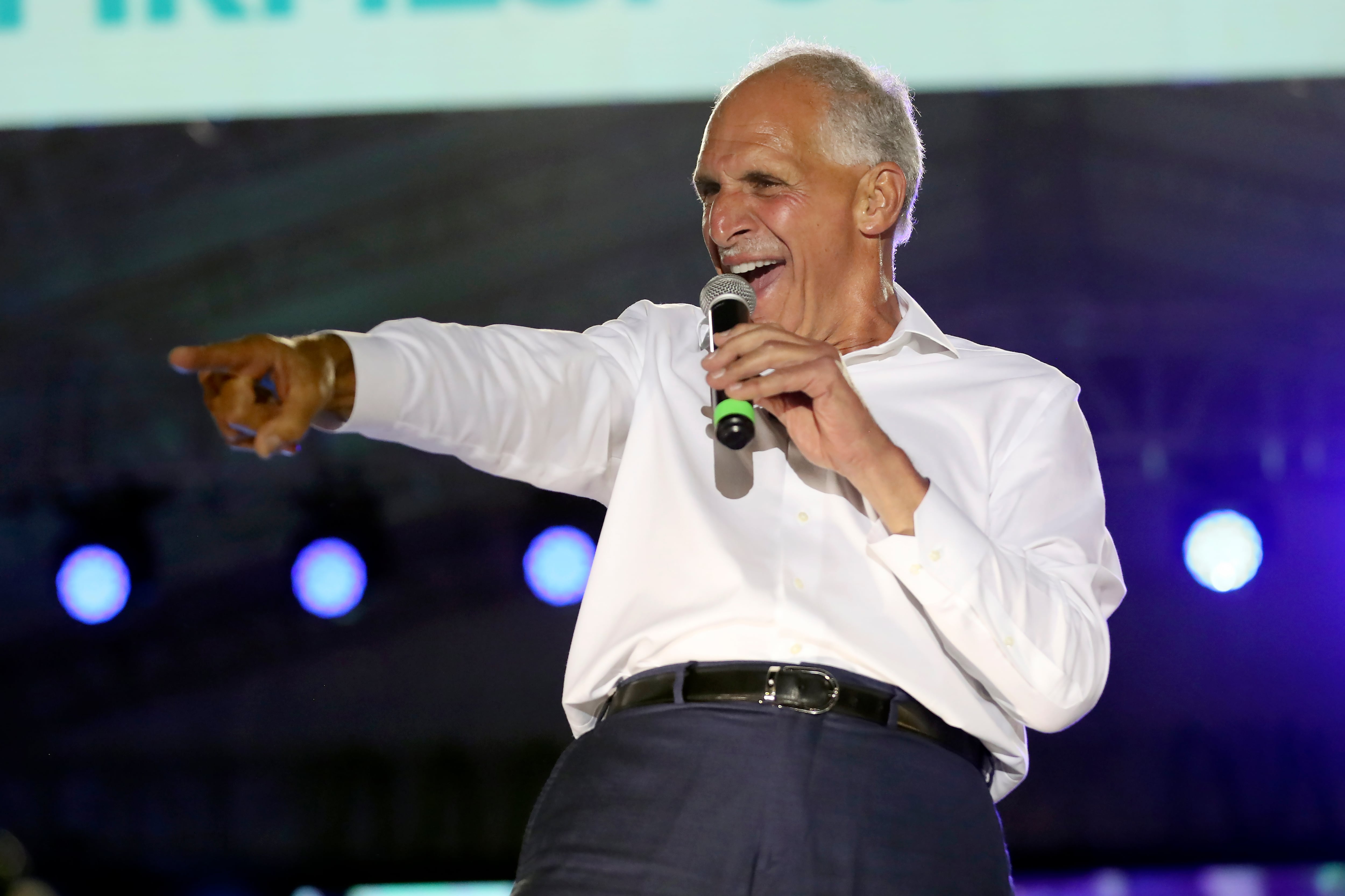 El presidente electo de Honduras, Nasry Asfura, hablando durante un evento en Tegucigalpa en campaña